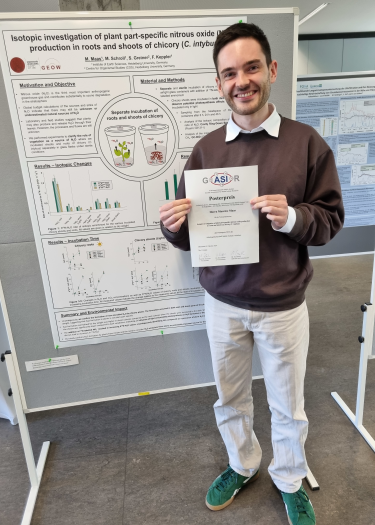 Maurice Maas erhält den Posterpreis im Rahmen der  Jahrestagung der Arbeitsgemeinschaft Stabile Isotope e.V. 2024